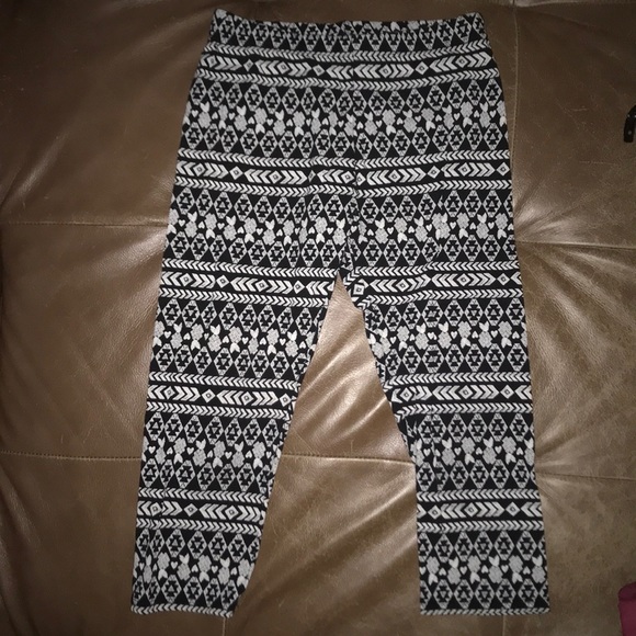 Circo Pants - black Cotten capri leggings with a gray Pattern.